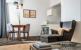 Elegant Getaway Near Iconic Eagles' Bridge